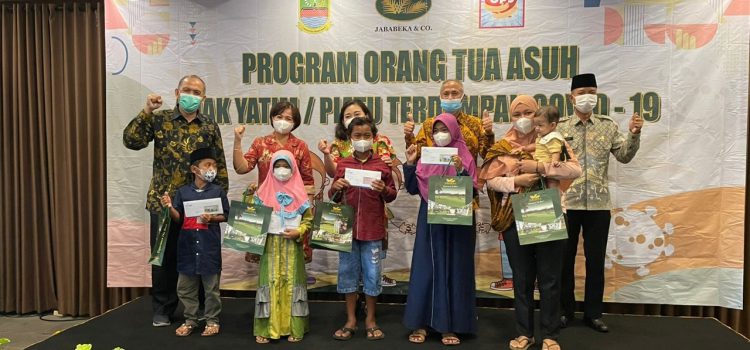 Jababeka, Gerakan Peduli Sesama & Bekasi Regency Social Service, Provides Compensation to Orphans Victims of Covid-19